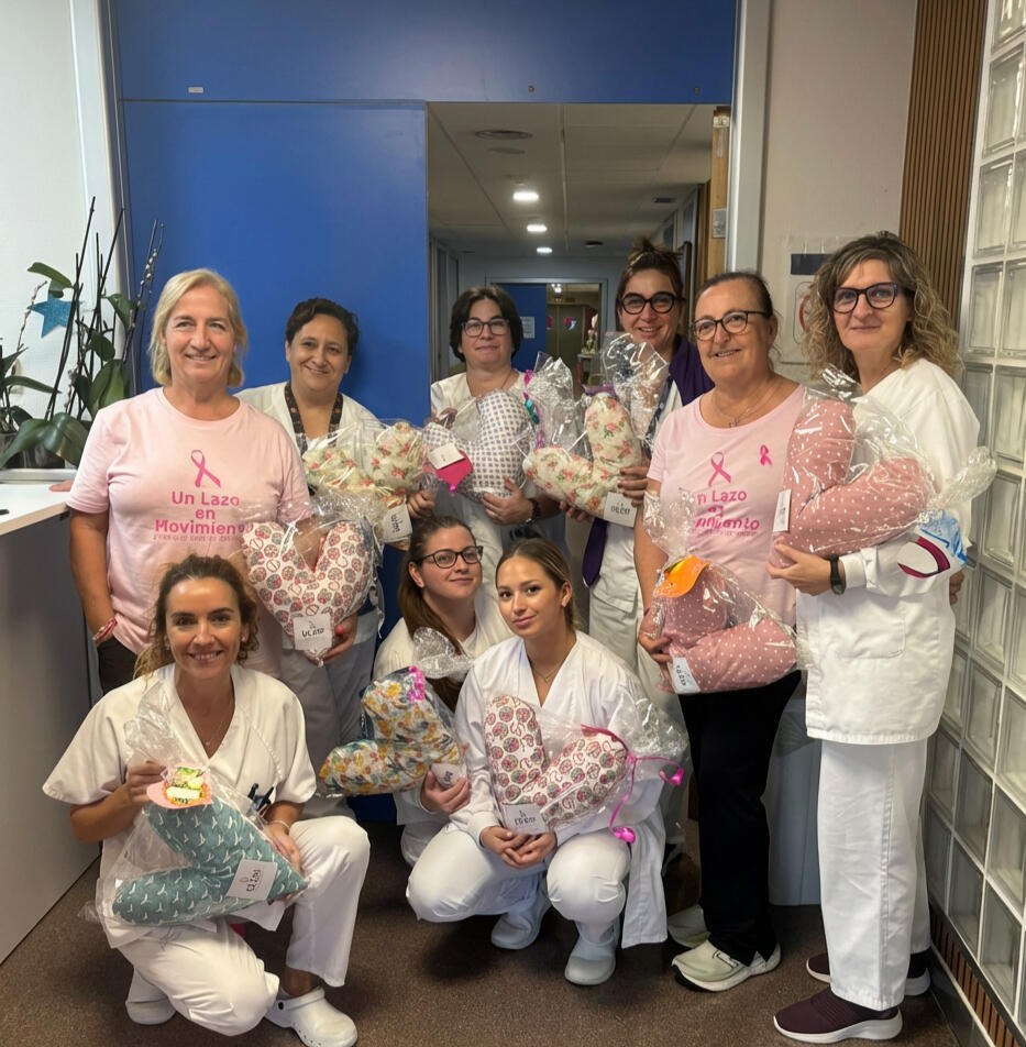 Entrega solidaria de Almohadas del Corazón por la asociación Un Lazo en Movimiento en el Hospital Comarcal de Inca.